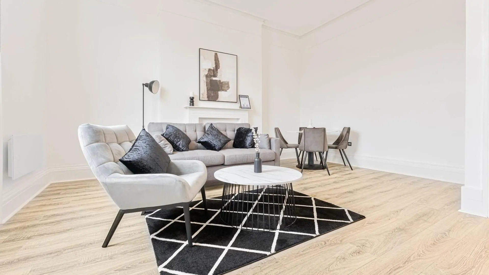 Modern 2 Bedroom Apartment In Central Cheltenham