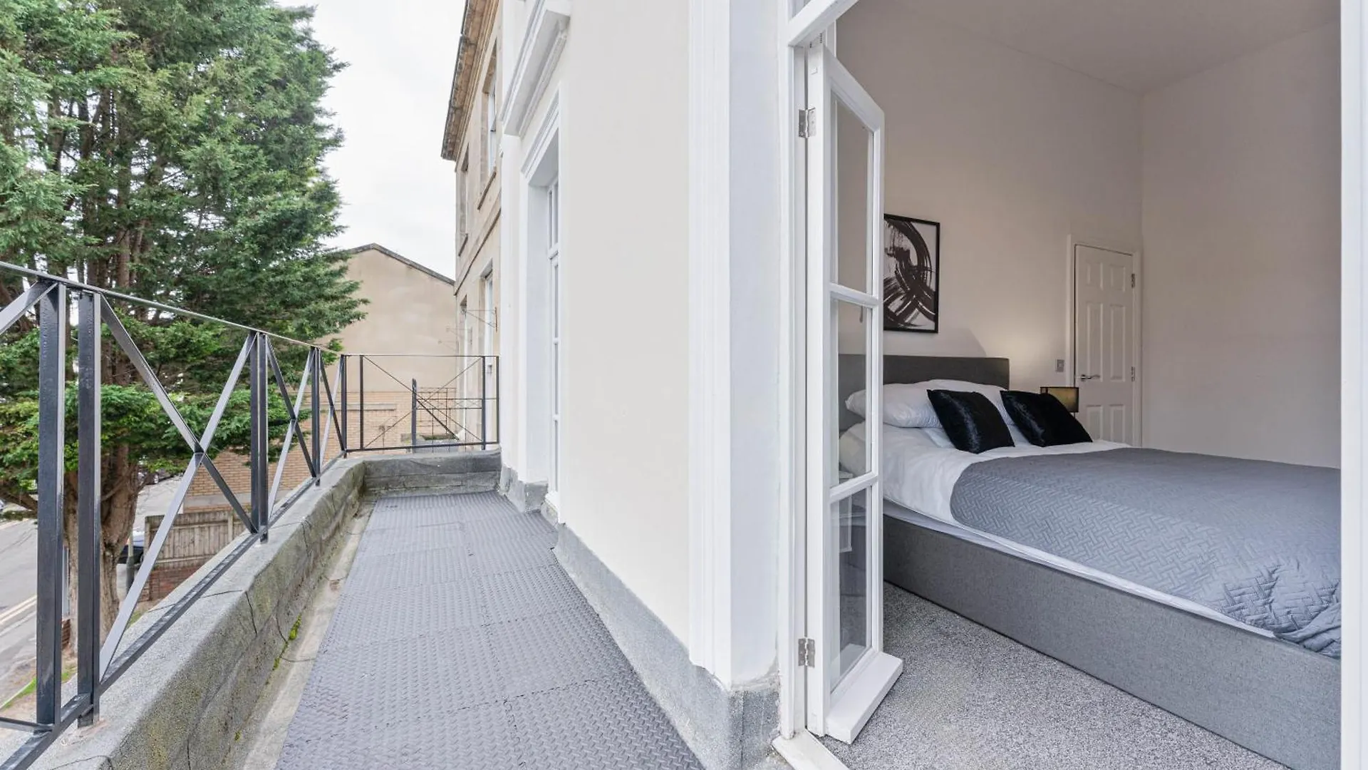 Modern 2 Bedroom Apartment In Central Cheltenham