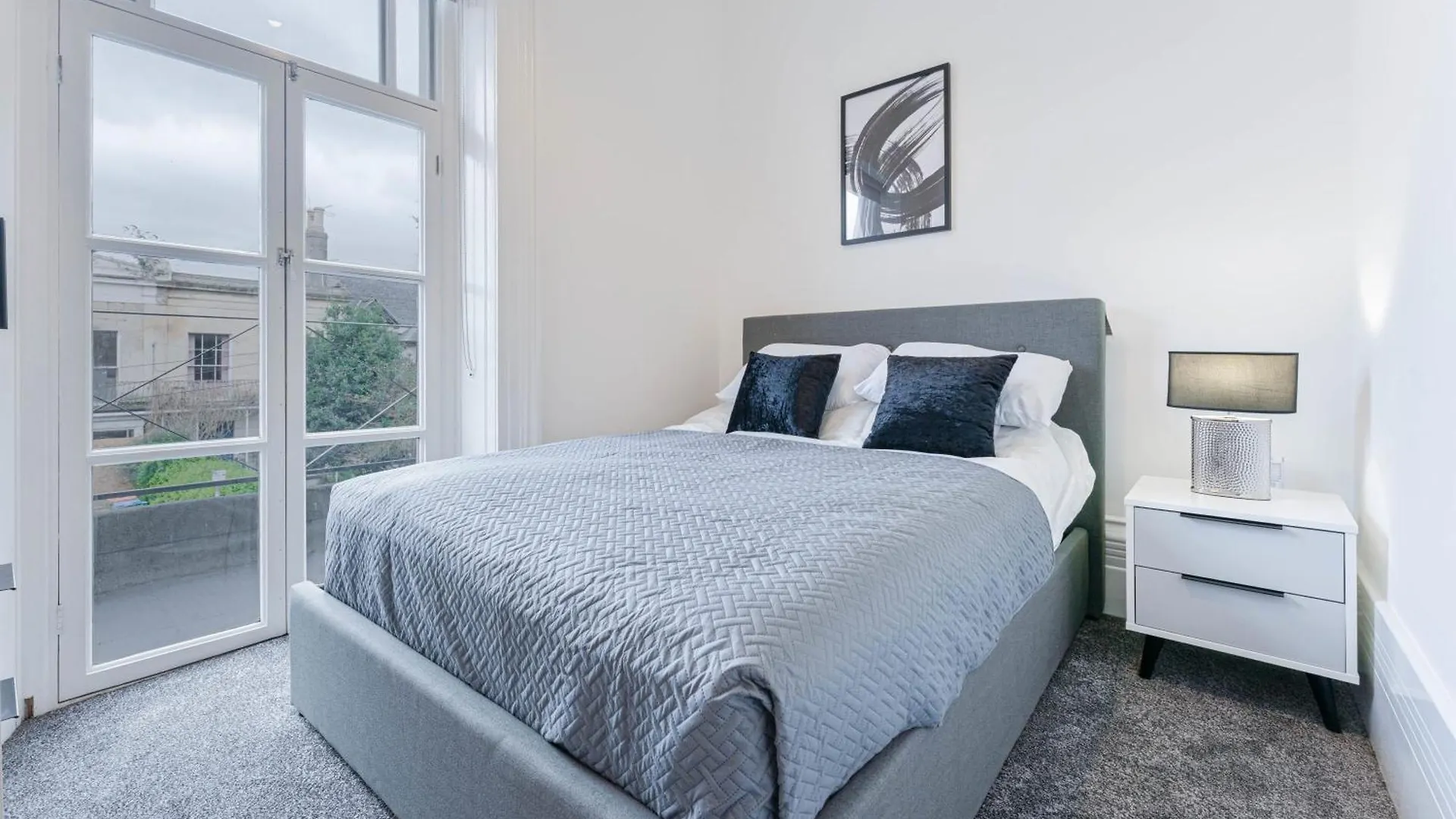 Modern 2 Bedroom Apartment In Central Cheltenham