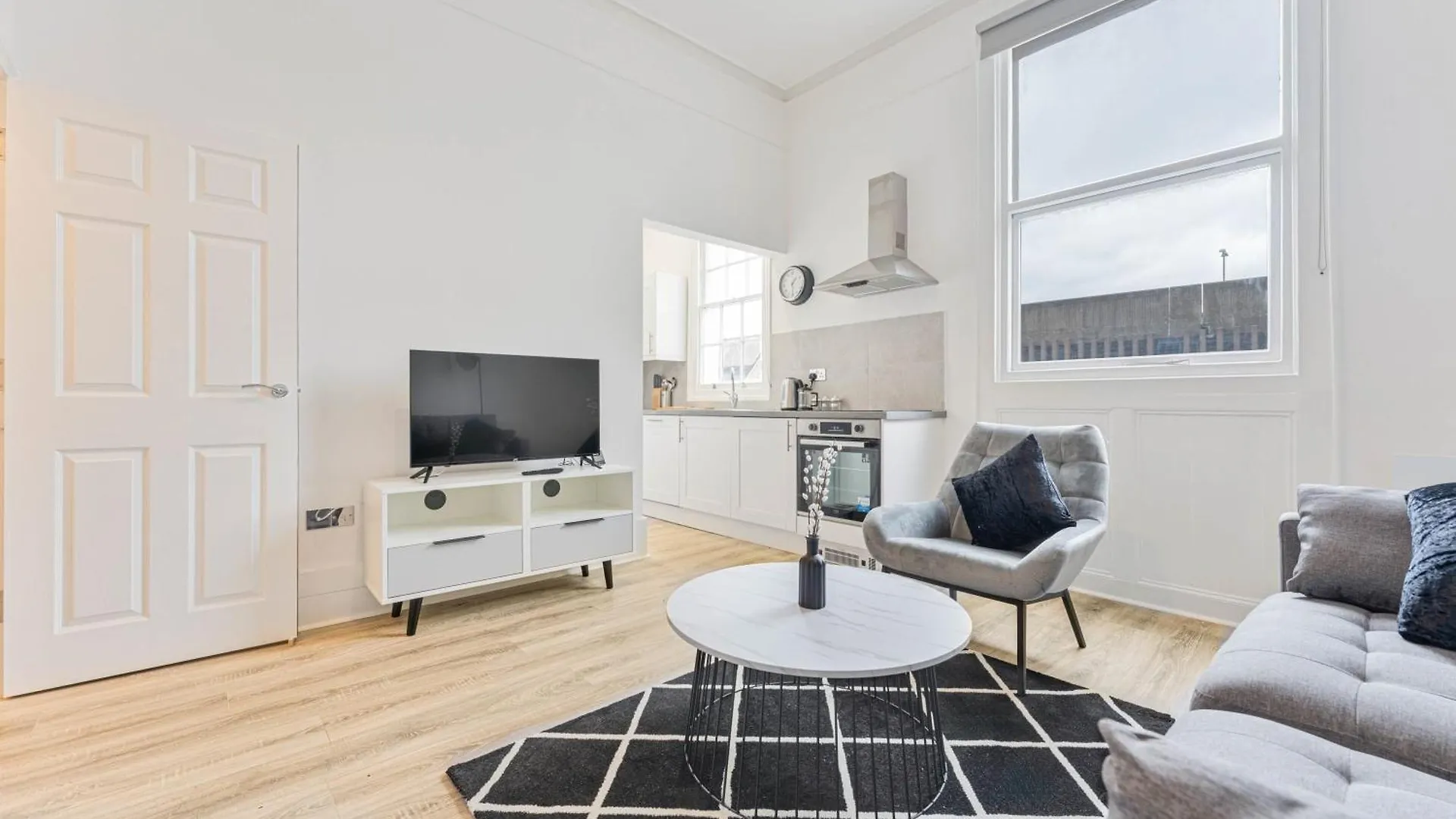 Modern 2 Bedroom Apartment In Central Cheltenham