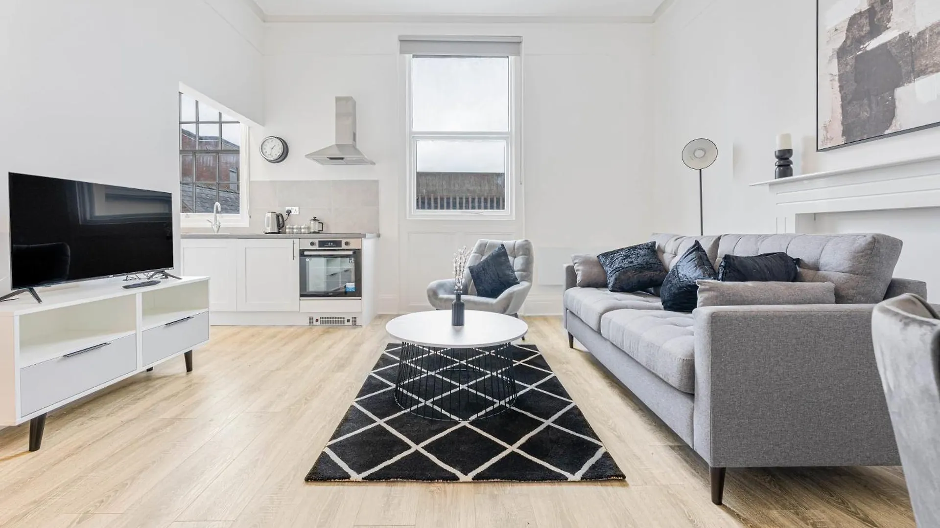Modern 2 Bedroom Apartment In Central Cheltenham contacts